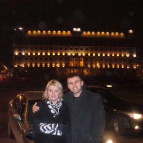 З лідером молоіджної організації РНДС біля будинку КДБ у Москві 2008 р.Б.